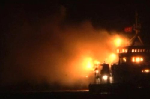 İstanbulda yük gəmisi yandı - VİDEO