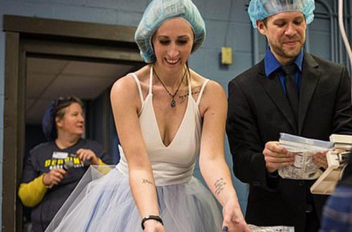 Maraqlı toy: bəylə gəlin 22 min uşağa yemək yığdılar - FOTO