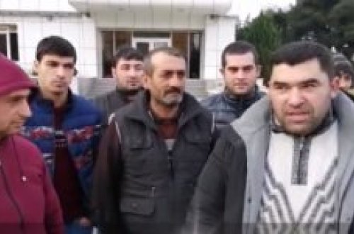 Bir qrup fəhlə pul tələbi ilə “Azərsu”nun qarşısına toplaşdı - ETİRAZ