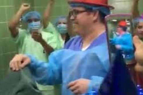 Həkimlər doğum sancısı ilə ağlayan qadına baxmayıb, belə rəqs etdilər - VİDEO