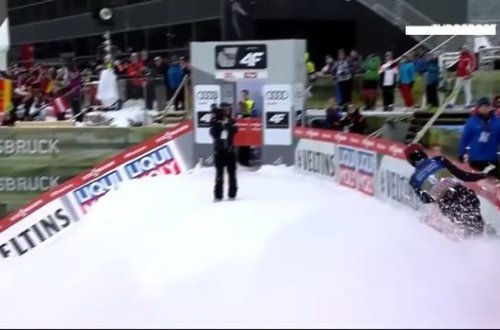 Xizəksürən reklam səddinə çırpıldı - VİDEO