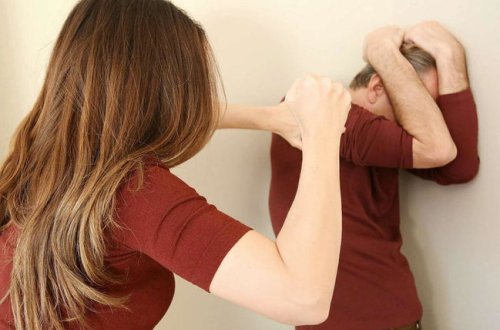 Aşpaz qadın evdə taxtabiti tapdı və ərinin qabırğasını sındırdı - FOTO