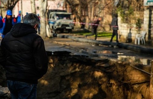 Daha bir yol çökdü - FOTO