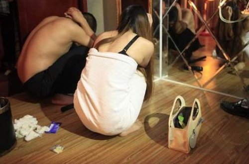 Qonşular mənzildən qadın səsi eşitdi: Polis gördüklərindən şoka düşdü - VİDEO