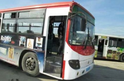 Avtobusu telefonla danışaraq idarə etdi, sərnişini hədələdi - VİDEO