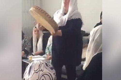 Yas mərasimində əlinə qaval alıb oxudu, şou göstərdi - Görənləri şok edən VİDEO