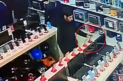 Bakıda mağazada oğurluq anbaan kameraya düşdü - VİDEO