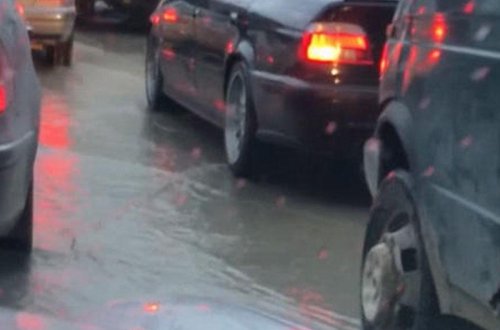 Bakıda magistral kəmərdə qəza: avtomobil yolunu su basdı