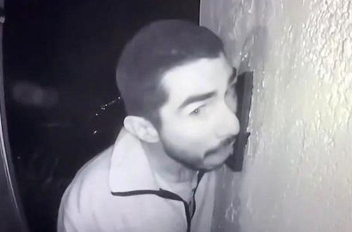 Polis hər yerdə 3 saat boyunca qapı zəngini yalayan oğlanı axtarır - VİDEO