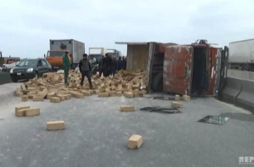 Bakı-Qazax yolunda yük maşını belə aşdı - VİDEO