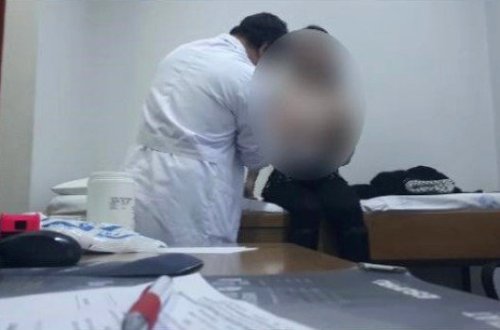 Kişi həkimdən qadın xəstələrə qarşı biabırçılıq: O görüntülər şok etdi (VİDEO)