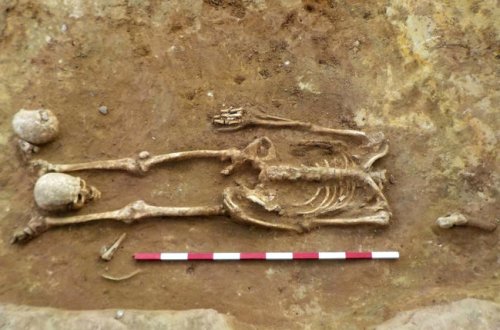 Məzarlığı qazdılar, gördüklərindən dəhşətə gəldilər - FOTOLAR