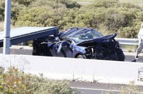 Yol işarəsi anidən avtomobilin üstünə düşdü - FOTO