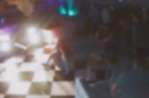 21 yaşlı gənc lüks maşını ilə gecə klubuna hücum etdi və... - VİDEO