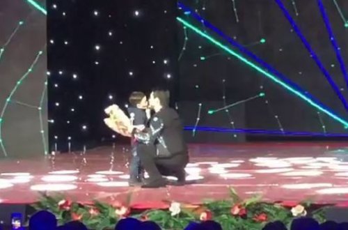 Müğənni səhnədə uşağı təpiklədi və ağzına tüpürdü - VİDEO