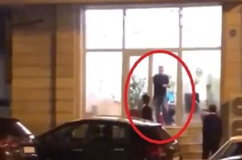 Bakıda kişi şirkətin ofisini dağıtdı, maşının şüşələrini sındırdı - VİDEO