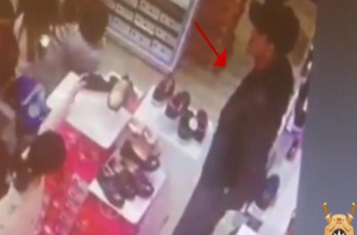 Bakının mərkəzində ticarət mərkəzindəki cinayət anbaan kameraya düşdü – FOTO