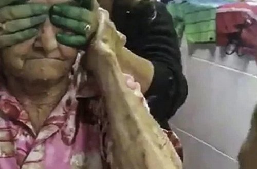 İllərdir yaxınlarının qadağasına görə bunu edə bilməyən qadın 80 yaşında istəyinə çatdı - VİDEO