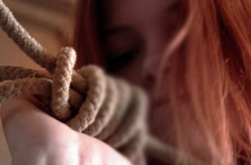 Tərtərdə 16 yaşlı qız özünü asdı - Sevdiyinə görə