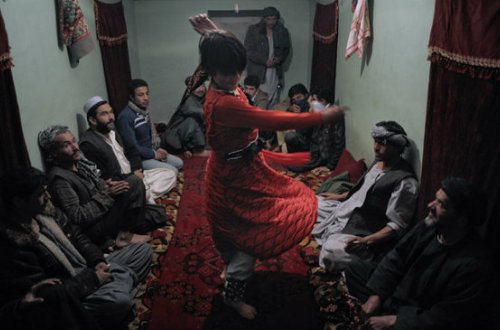 Dəhşətli olay: Kişini qaçırdıb, qadın paltarı geyindirib zorladılar - VİDEO