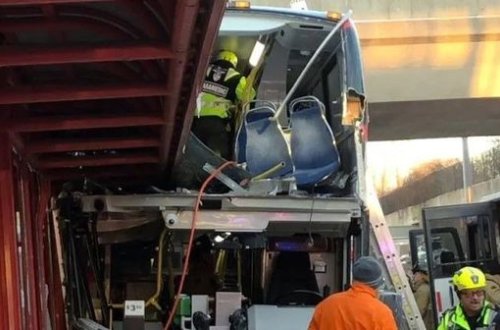 Kanada avtobus dayanacağa çırpıldı, ölənlər var - VİDEO