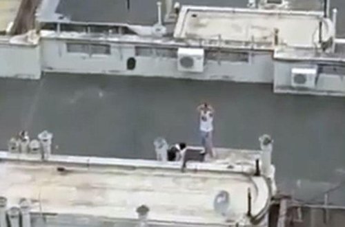 Çardaqda sevişən cütlüyü çoxmərtəbəli binadan kameraya çəkdilər - FOTO