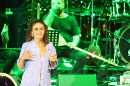Məşhur müğənni səhnədə musiqiçilərə BAĞIRDI və ... – VİDEO