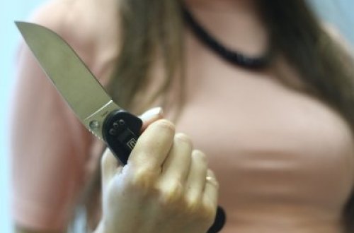 Azərbaycanlı ana qızını bıçaqladı