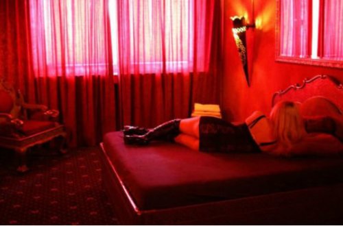 Bakıda masaj salonu adı ilə əxlaqsızlıq yuvaları təşkil edən qadın saxlanıldı