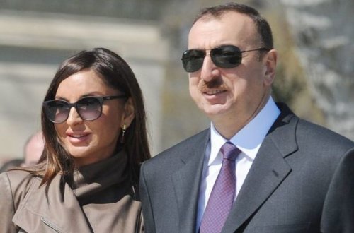 İlham Əliyev və birinci xanım Qobustanda açılışda