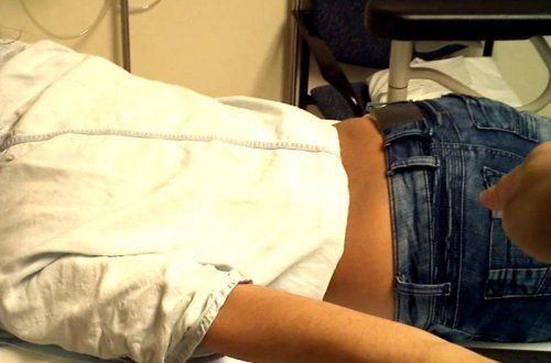 Qadınların iynə vurularkən arxasını çəkən şəxs saxlanılıb