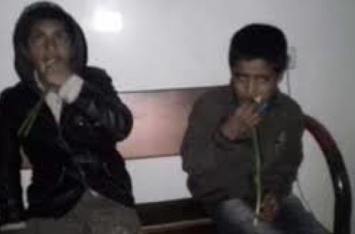 Dəhşətə gətirən VİDEO: Azyaşlıları zorla plastik qabı yeməyə məcbur etdilər