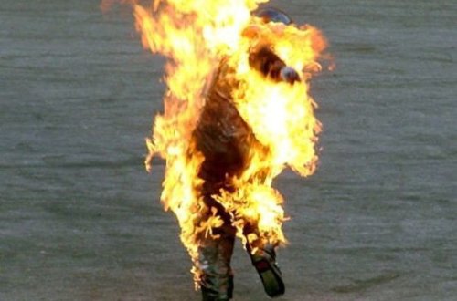 Polis bölməsinin qarşısında özünü yandırdı - YENİLƏNİB + VİDEO