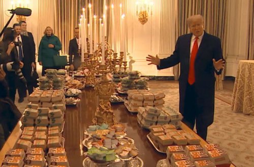 Tramp öz hesabına Ağ Evdə futbolçuları “fastfud”a qonaq etdi