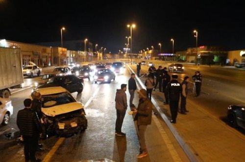 Bakıda avtomobil dirəyə çırpıldı və aşdı - VİDEO