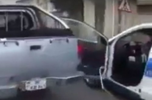 Masazırda “Mitsubishi” polis maşınının qapısını əzdi - VİDEO