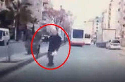 Yaşlı kişi müvazinətini itirərək, avtomobilin qarşısına yıxıldı - hadisə ANBAAN KAMERALARDA