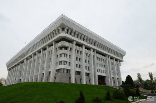 Qırğızıstanda məmur geyiminə görə parlamentdən qovuldu - VİDEO