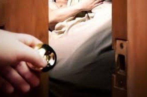 Azərbaycanda şərikinin arvadı ilə bir yerdə tutuldu - Öz boğazını kəsdi