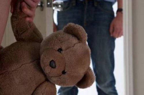 Pedofil atadan dəhşətli əməl - Doğma qızını dəfələrlə zorladı...