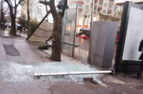 Külək Yasamalda dayanacağı uçurdu - YENİLƏNİB + FOTO