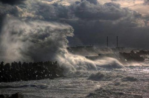 SON DƏQİQƏ -Xəzərdə dalğanın hündürlüyü 6,2 metrə çatdı