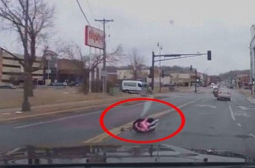 2 yaşlı qız avtomobildən düşdü, anasının xəbəri belə olmadı - VİDEO