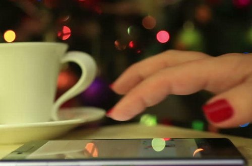 Ərinin telefonunu yoxlayan qadın dəhşətə gəldi - FOTO