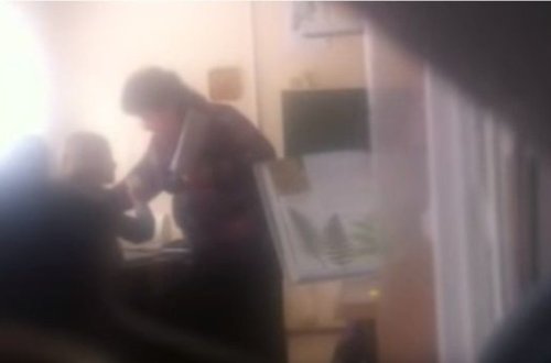 Rəsm çəkdiyinə görə şagirdini döydü - VİDEO