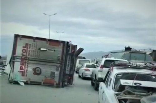 Bakıda TIR aşdı - VİDEO