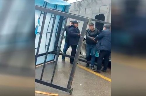 Sumqayıtda güclü külək dəmiri avtobusa çırpdı - VİDEO