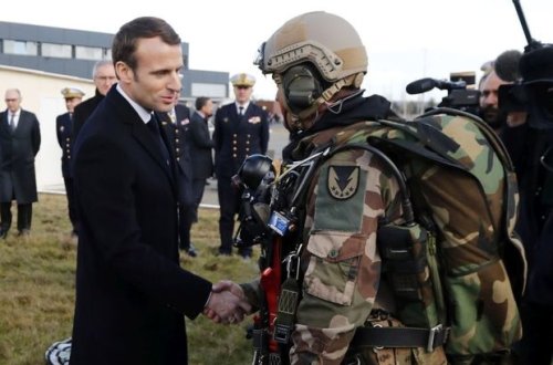 Makron paraşütlə tullanmağa söz verdi