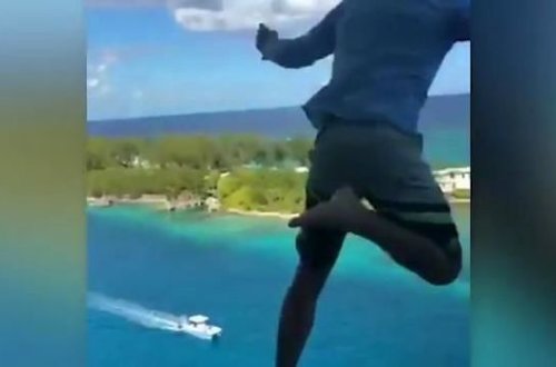 Sərnişin “like” üçün özünü gəmidən atdı - VİDEO