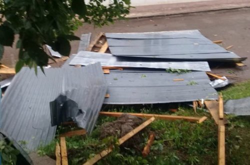 Külək Qaradağda evin damını uçurdu